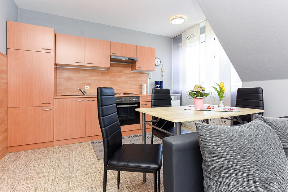 Ferienwohnung „Meer“ - Wohnzimmer mit integriertem Küchenbereich