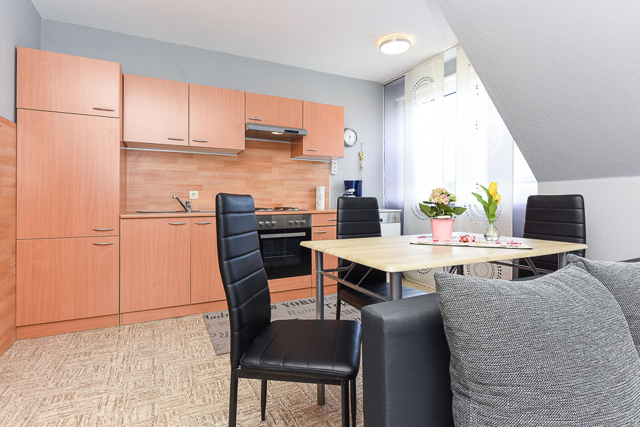 Ferienwohnung „Meer“ - Wohnzimmer mit integriertem Küchenbereich