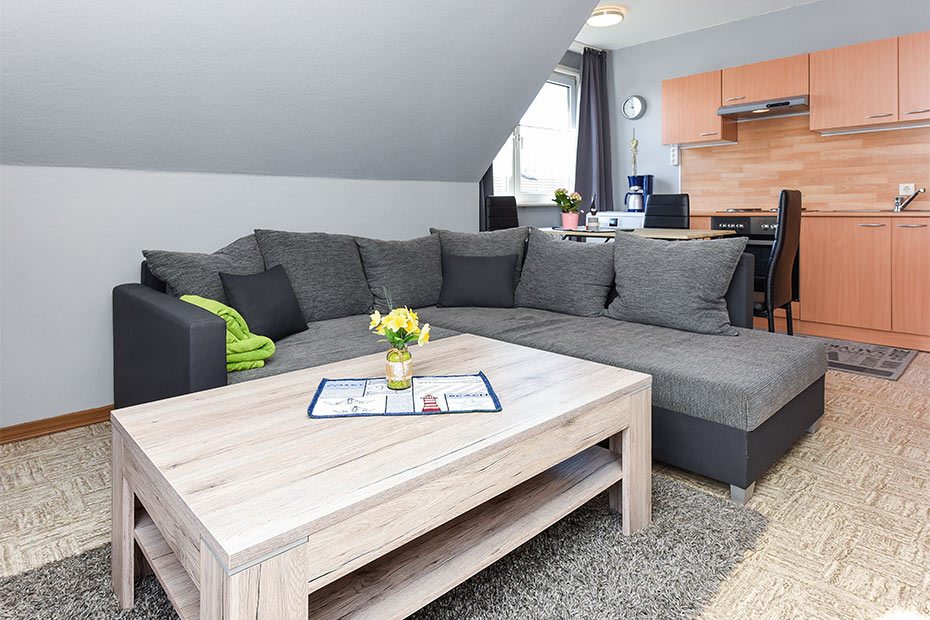 Ferienwohnung „Wind“ - Wohnzimmer mit integriertem Küchenbereich