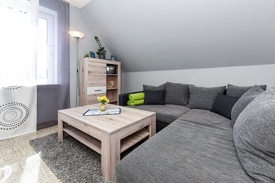 Ferienwohnung „Wind“ - Wohnzimmer mit integriertem Küchenbereich