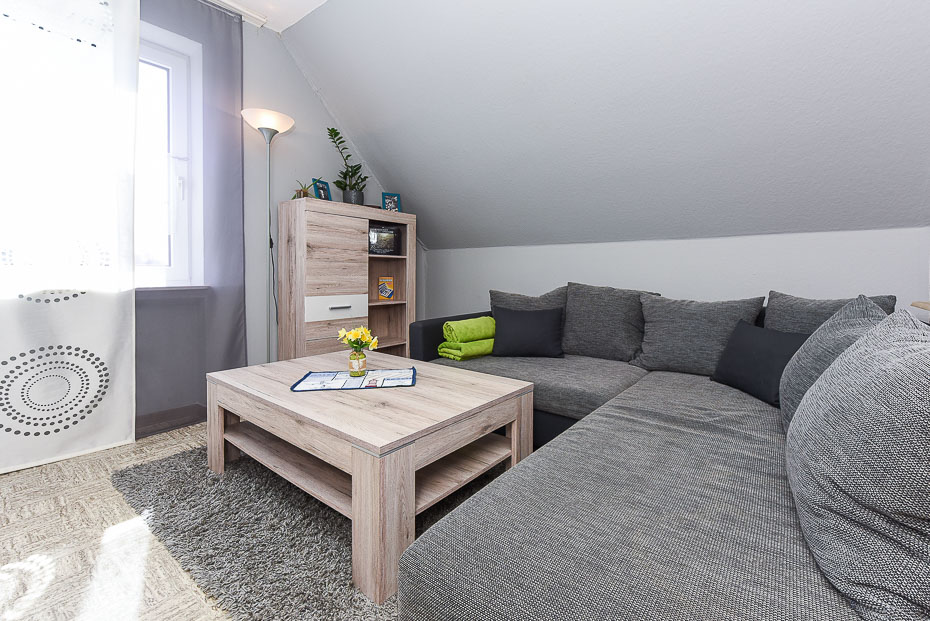 Ferienwohnung „Wind“ - Wohnzimmer mit integriertem Küchenbereich