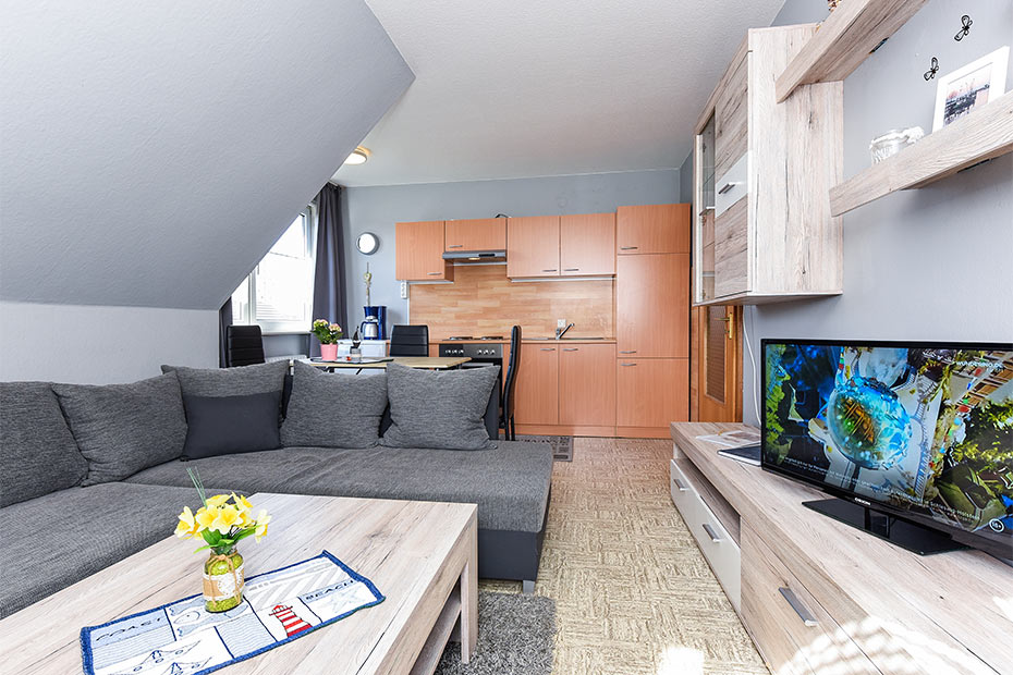 Ferienwohnung „Wind“ - Wohnzimmer mit integriertem Küchenbereich