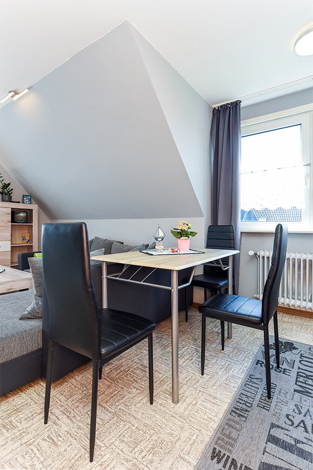 Ferienwohnung „Wind“ - Wohnzimmer mit integriertem Küchenbereich