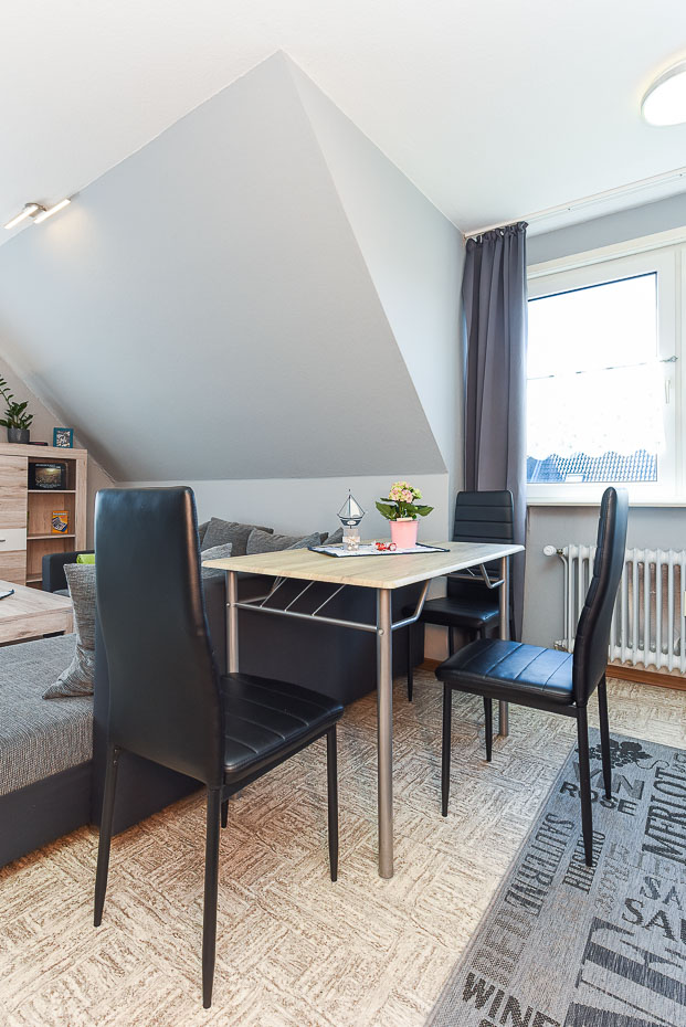 Ferienwohnung „Wind“ - Wohnzimmer mit integriertem Küchenbereich