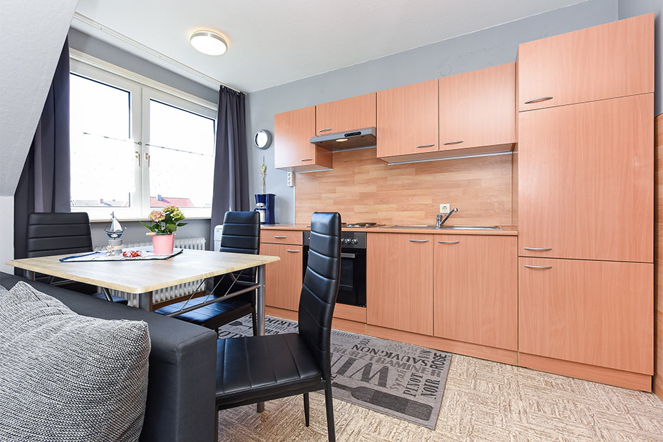 Ferienwohnung „Wind“ - Wohnzimmer mit integriertem Küchenbereich