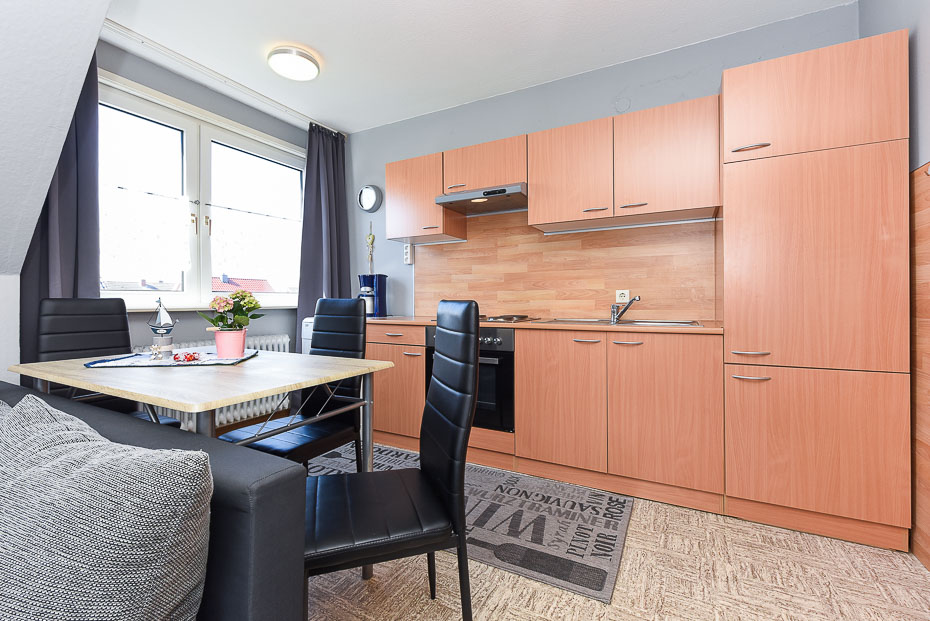 Ferienwohnung „Wind“ - Wohnzimmer mit integriertem Küchenbereich