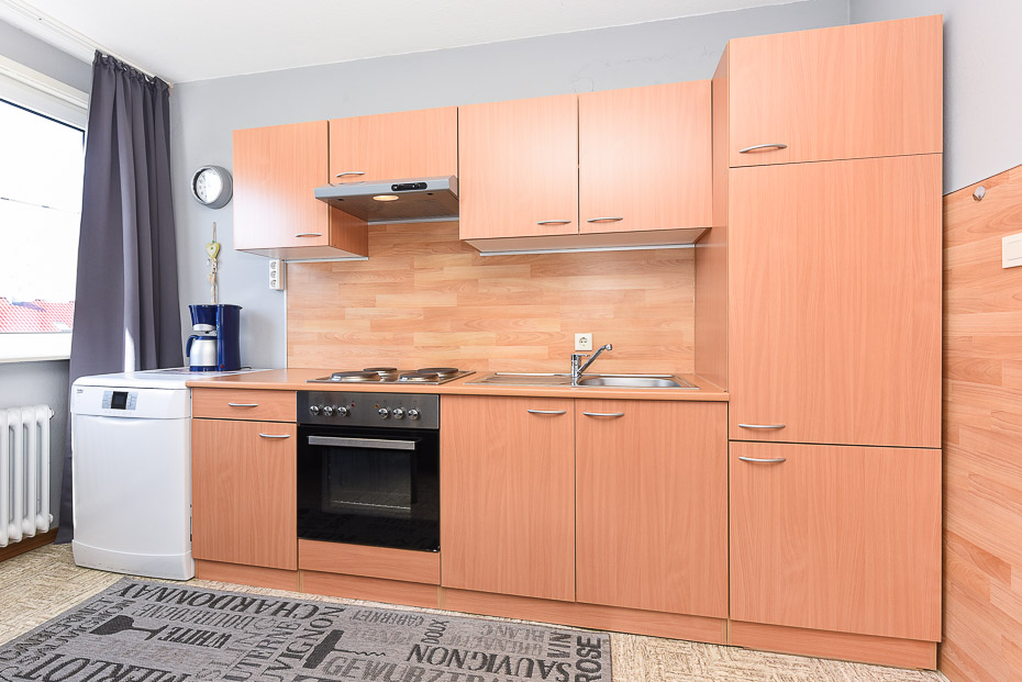 Ferienwohnung „Wind“ - Wohnzimmer mit integriertem Küchenbereich