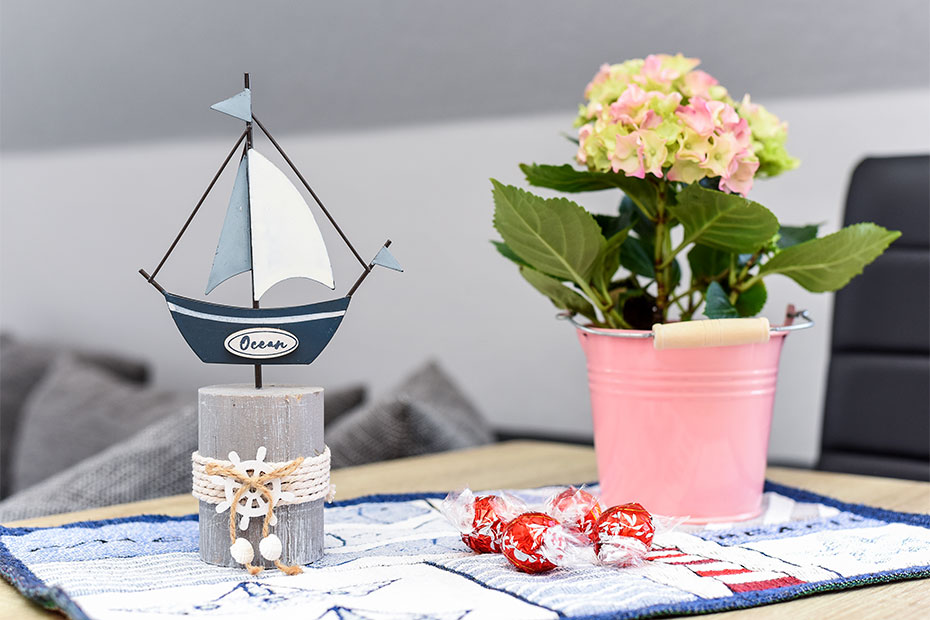 Ferienwohnung „Wind“ - Wohnzimmer mit integriertem Küchenbereich