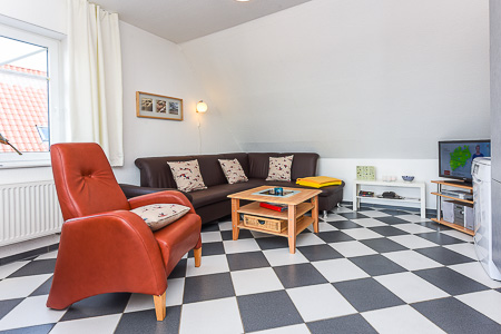 Ferienwohnung „Lee“ - Wohnzimmer mit integriertem Küchenbereich