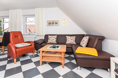 Ferienwohnung „Lee“ - Wohnzimmer mit integriertem Küchenbereich