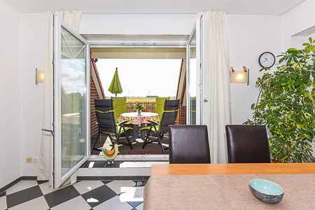 Ferienwohnung „Lee“ - Wohnzimmer mit integriertem Küchenbereich