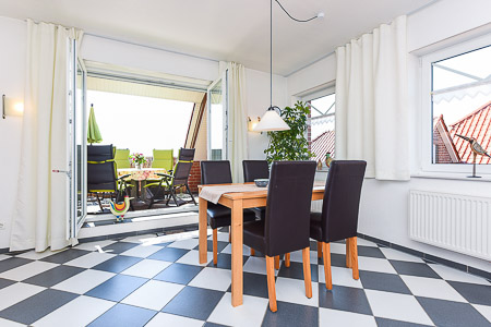 Ferienwohnung „Lee“ - Wohnzimmer mit integriertem Küchenbereich