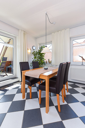 Ferienwohnung „Lee“ - Wohnzimmer mit integriertem Küchenbereich