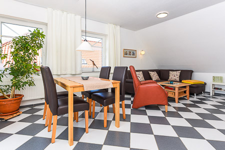 Ferienwohnung „Lee“ - Wohnzimmer mit integriertem Küchenbereich