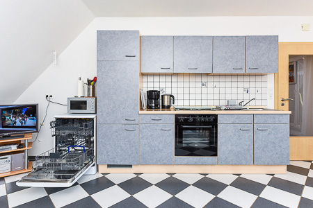 Ferienwohnung „Lee“ - Wohnzimmer mit integriertem Küchenbereich