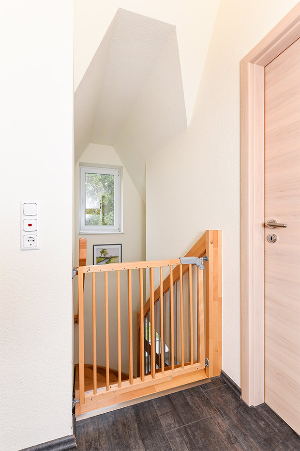 Ferienhaus „Nixe“ - Treppenaufgang und Flur im Obergeschoss