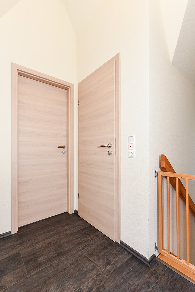 Ferienhaus „Nixe“ - Treppenaufgang und Flur im Obergeschoss
