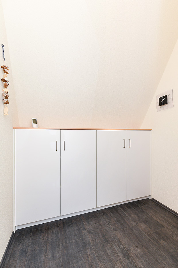 Ferienhaus „Nixe“ - Treppenaufgang und Flur im Obergeschoss