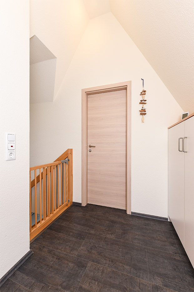 Ferienhaus „Nixe“ - Treppenaufgang und Flur im Obergeschoss