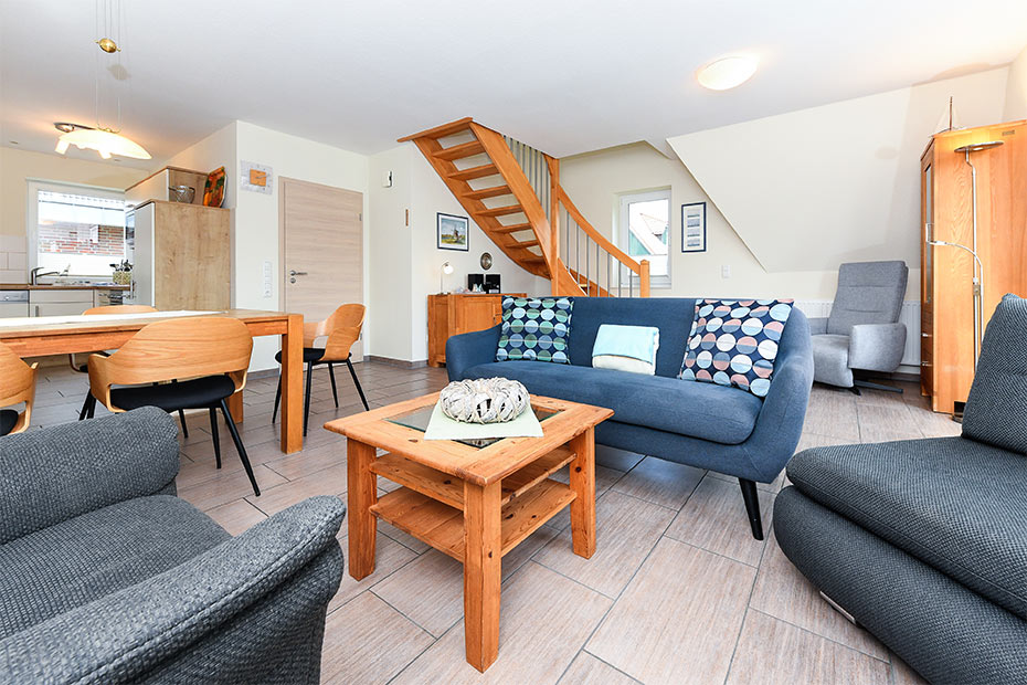 Ferienhaus „Nixe“ - Wohnzimmer mit integriertem Küchenbereich