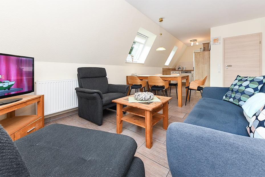 Ferienhaus „Nixe“ - Wohnzimmer mit integriertem Küchenbereich