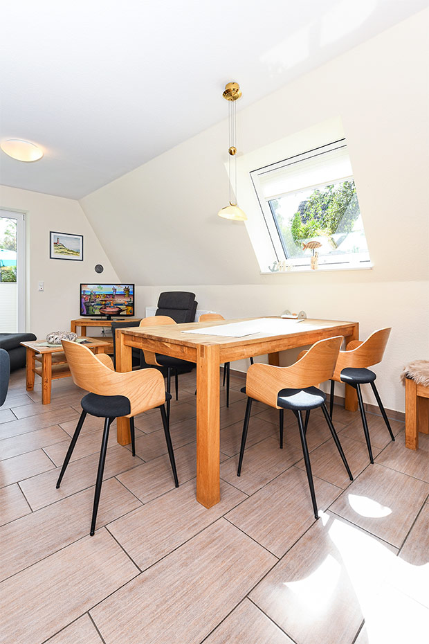 Ferienhaus „Nixe“ - Wohnzimmer mit integriertem Küchenbereich