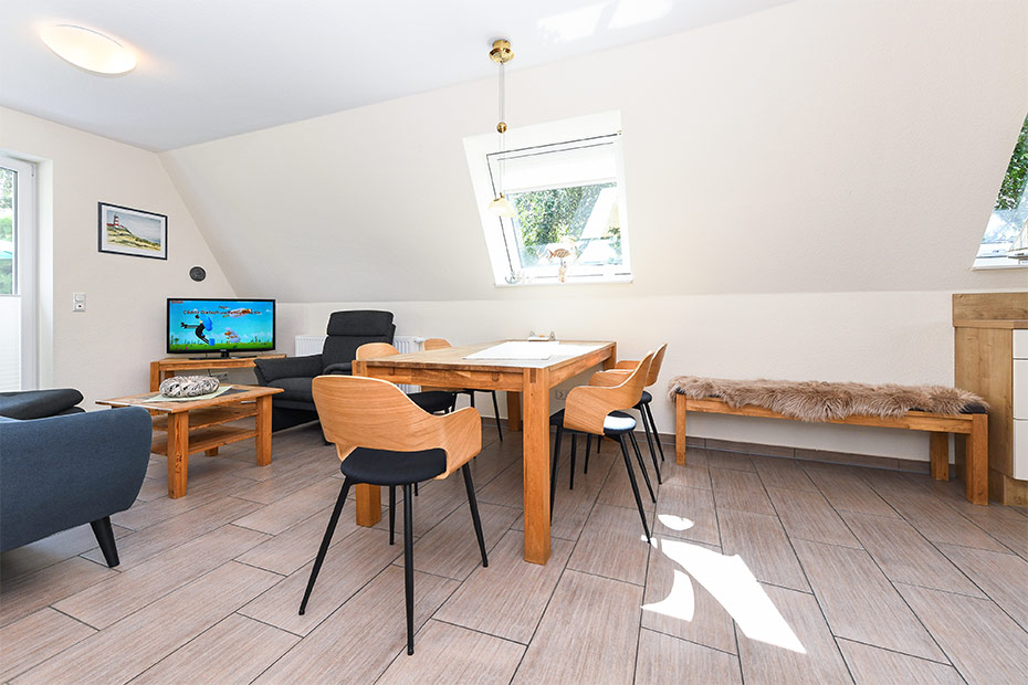 Ferienhaus „Nixe“ - Wohnzimmer mit integriertem Küchenbereich
