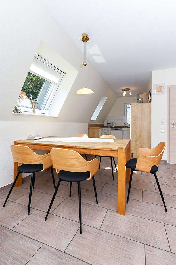 Ferienhaus „Nixe“ - Wohnzimmer mit integriertem Küchenbereich