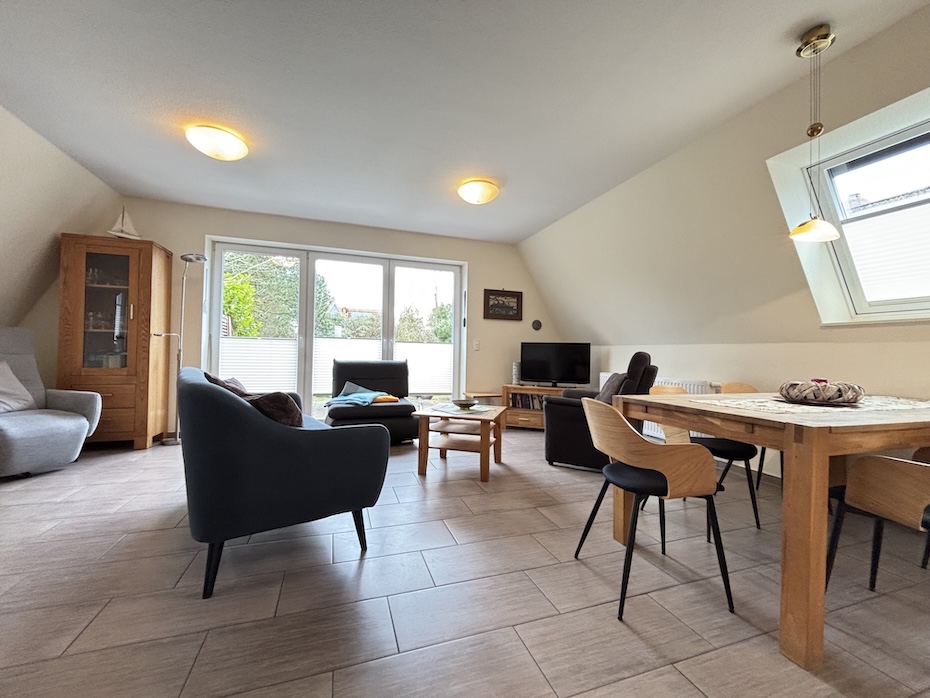 Ferienhaus „Nixe“ - Wohnzimmer mit integriertem Küchenbereich