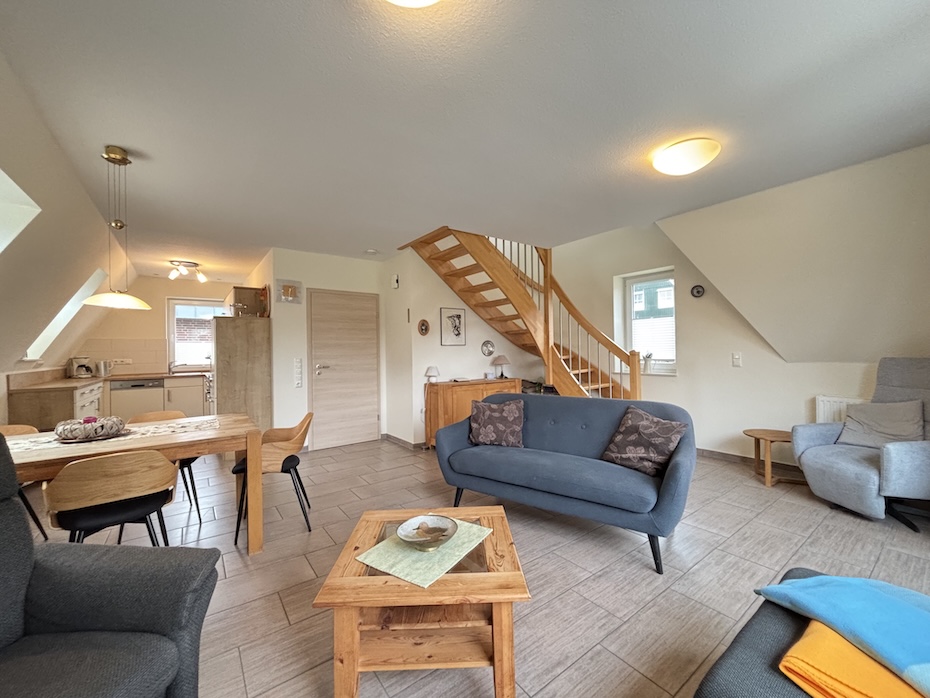 Ferienhaus „Nixe“ - Wohnzimmer mit integriertem Küchenbereich