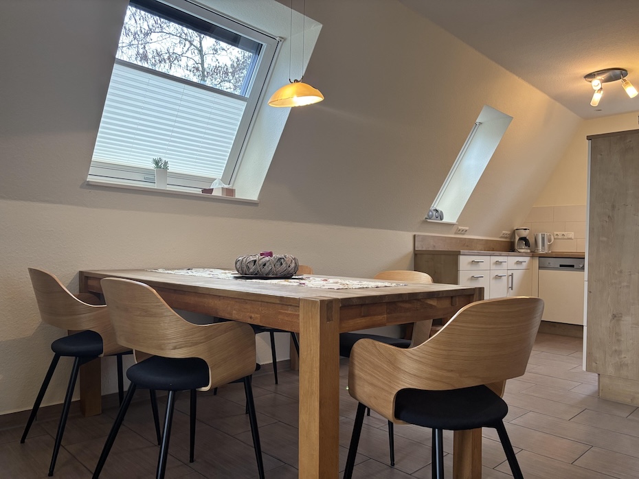 Ferienhaus „Nixe“ - Wohnzimmer mit integriertem Küchenbereich