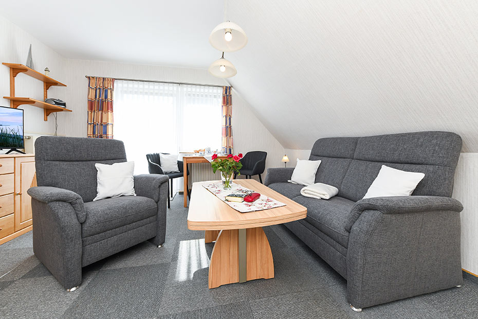 Ferienwohnung 2 - Wohnzimmer mit integriertem Küchenbereich