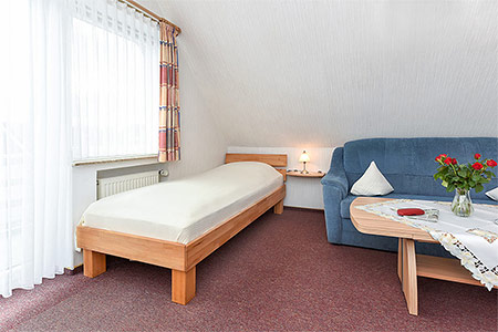 Ferienwohnung 2 - Wohnzimmer mit integriertem Küchenbereich