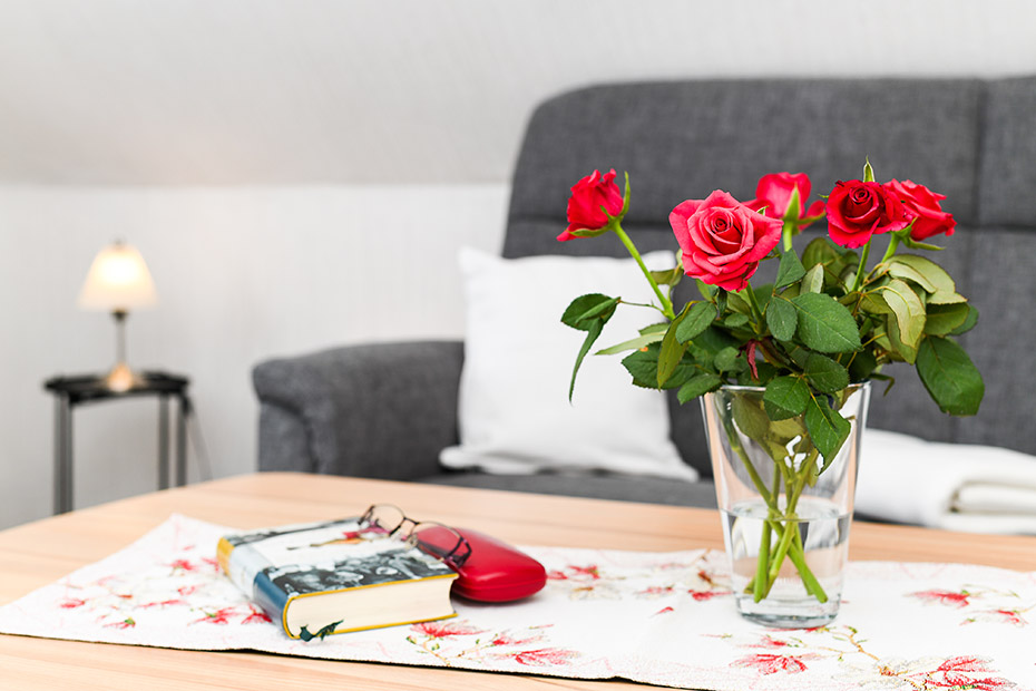 Ferienwohnung 2 - Wohnzimmer mit integriertem Küchenbereich