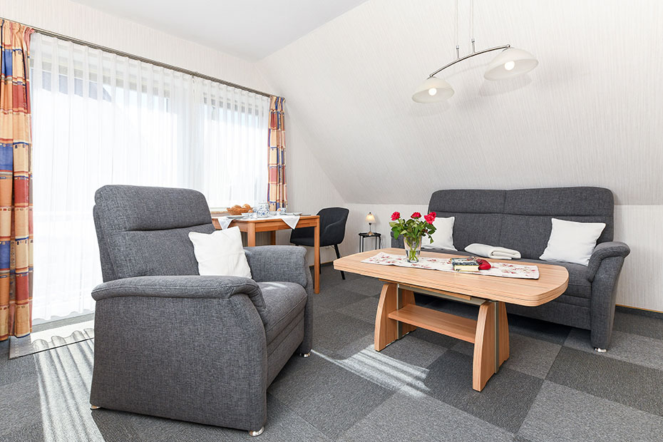 Ferienwohnung 2 - Wohnzimmer mit integriertem Küchenbereich