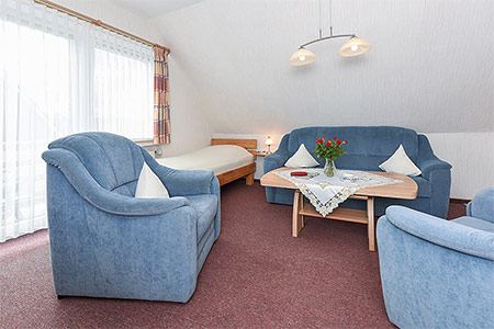 Ferienwohnung 2 - Wohnzimmer mit integriertem Küchenbereich