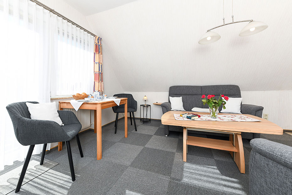 Ferienwohnung 2 - Wohnzimmer mit integriertem Küchenbereich