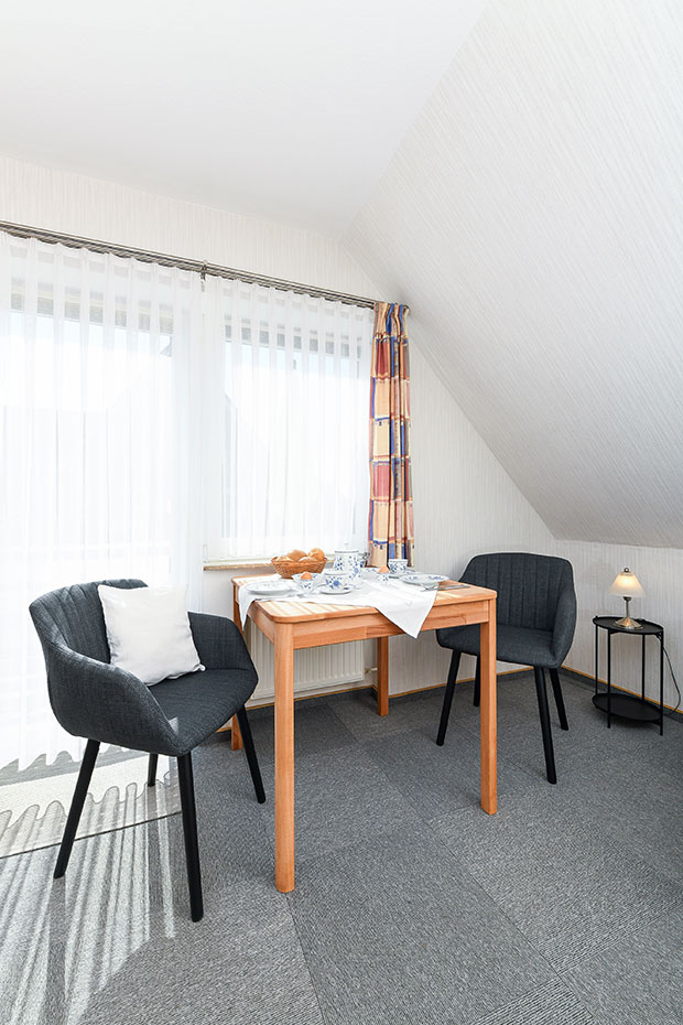 Ferienwohnung 2 - Wohnzimmer mit integriertem Küchenbereich