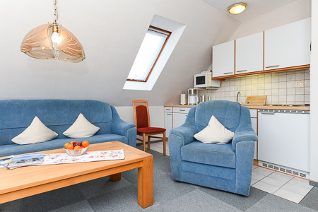 Ferienwohnung 3 - Wohnzimmer mit integriertem Küchenbereich