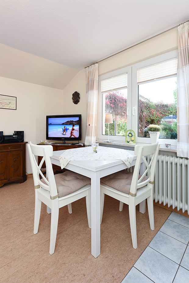 Ferienwohnung „Ebbe“ - Wohnzimmer mit integriertem Küchenbereich