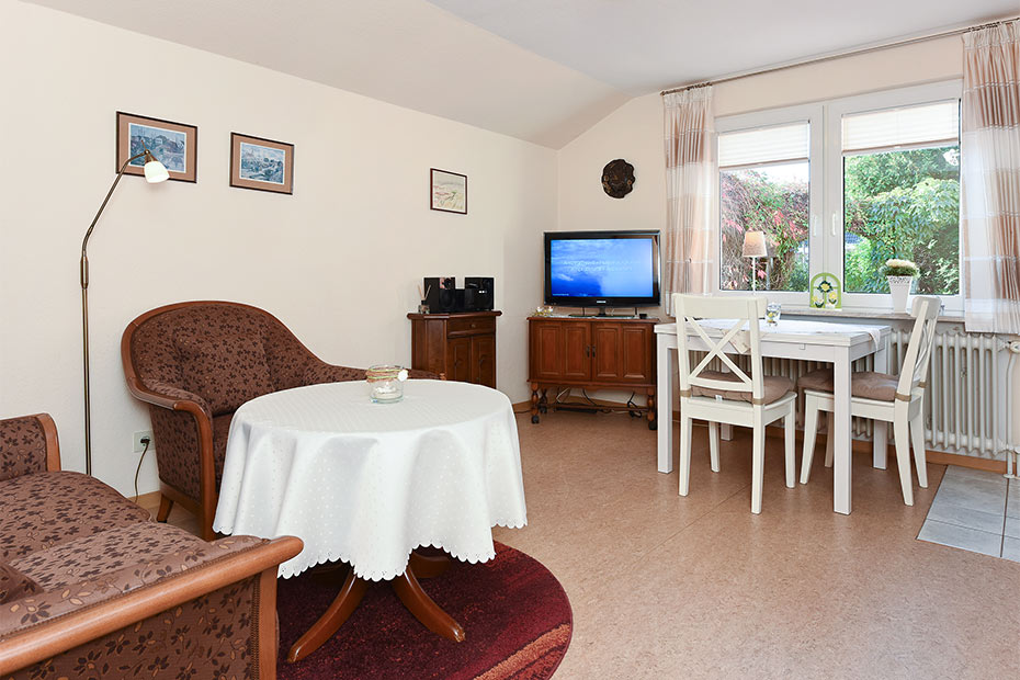 Ferienwohnung „Ebbe“ - Wohnzimmer mit integriertem Küchenbereich