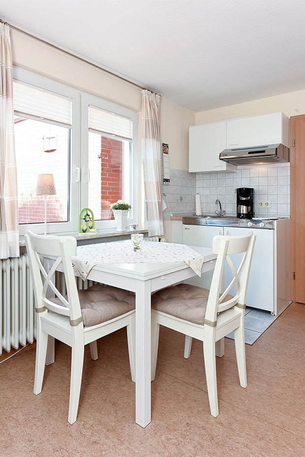 Ferienwohnung „Ebbe“ - Wohnzimmer mit integriertem Küchenbereich