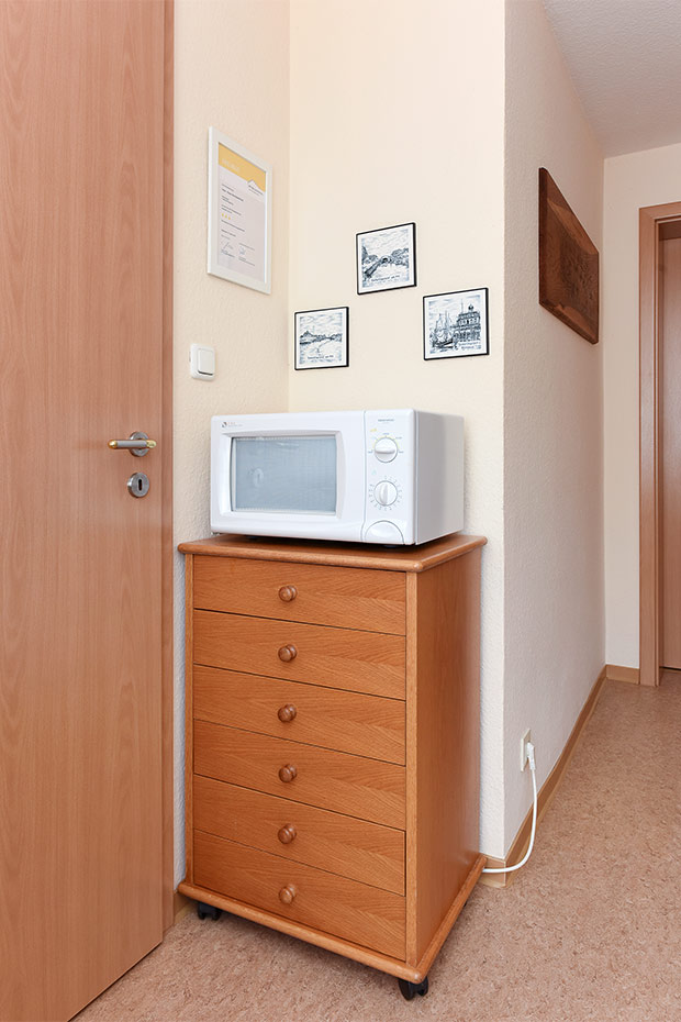 Ferienwohnung „Ebbe“ - Wohnzimmer mit integriertem Küchenbereich