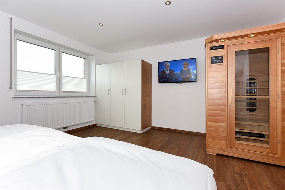 Ferienhaus „Nordseegold“ - Schlafzimmer 2 mit Sauna