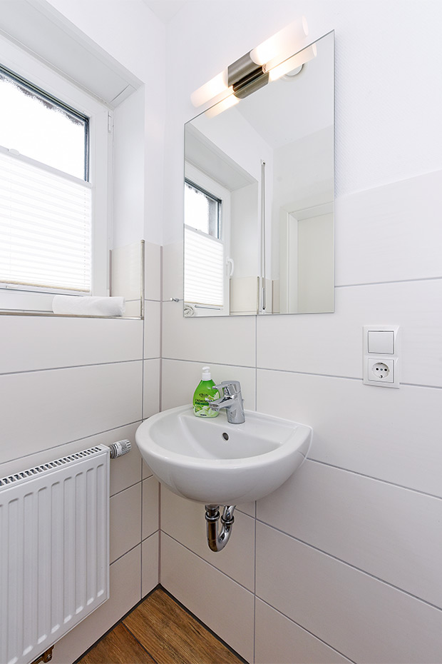 Ferienhaus „Nordseegold“ - separates drittes WC im Erdgeschoss