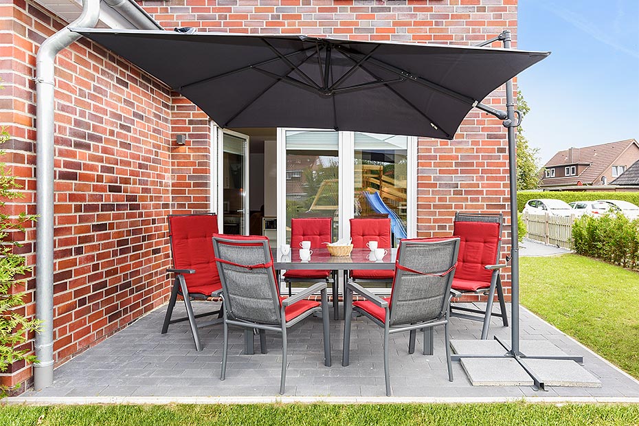 Ferienhaus „Nordseegold“ - Terrasse und Garten mit Spielgeräten