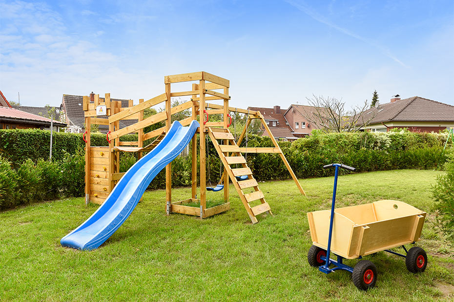 Ferienhaus „Nordseegold“ - Terrasse und Garten mit Spielgeräten