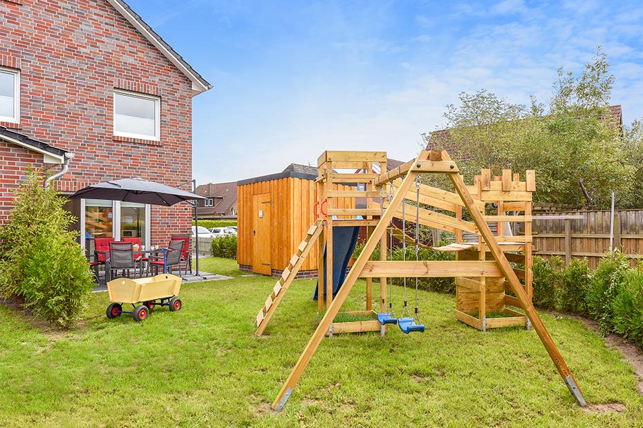 Ferienhaus „Nordseegold“ - Terrasse und Garten mit Spielgeräten