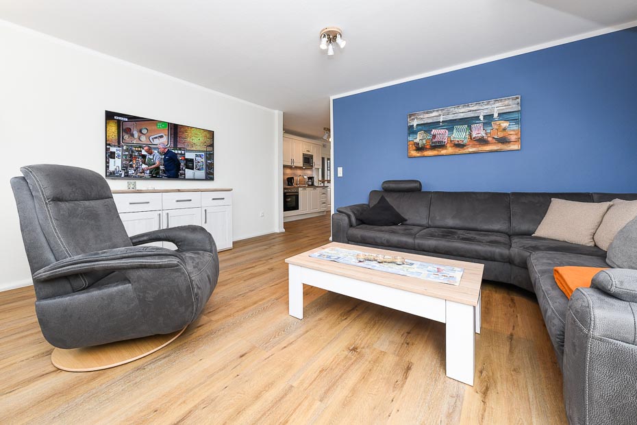 Ferienwohnung „Baltrum“ - Wohnzimmer mit integriertem Küchenbereich