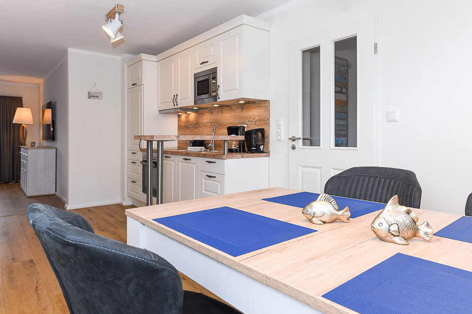 Ferienwohnung „Baltrum“ - Wohnzimmer mit integriertem Küchenbereich